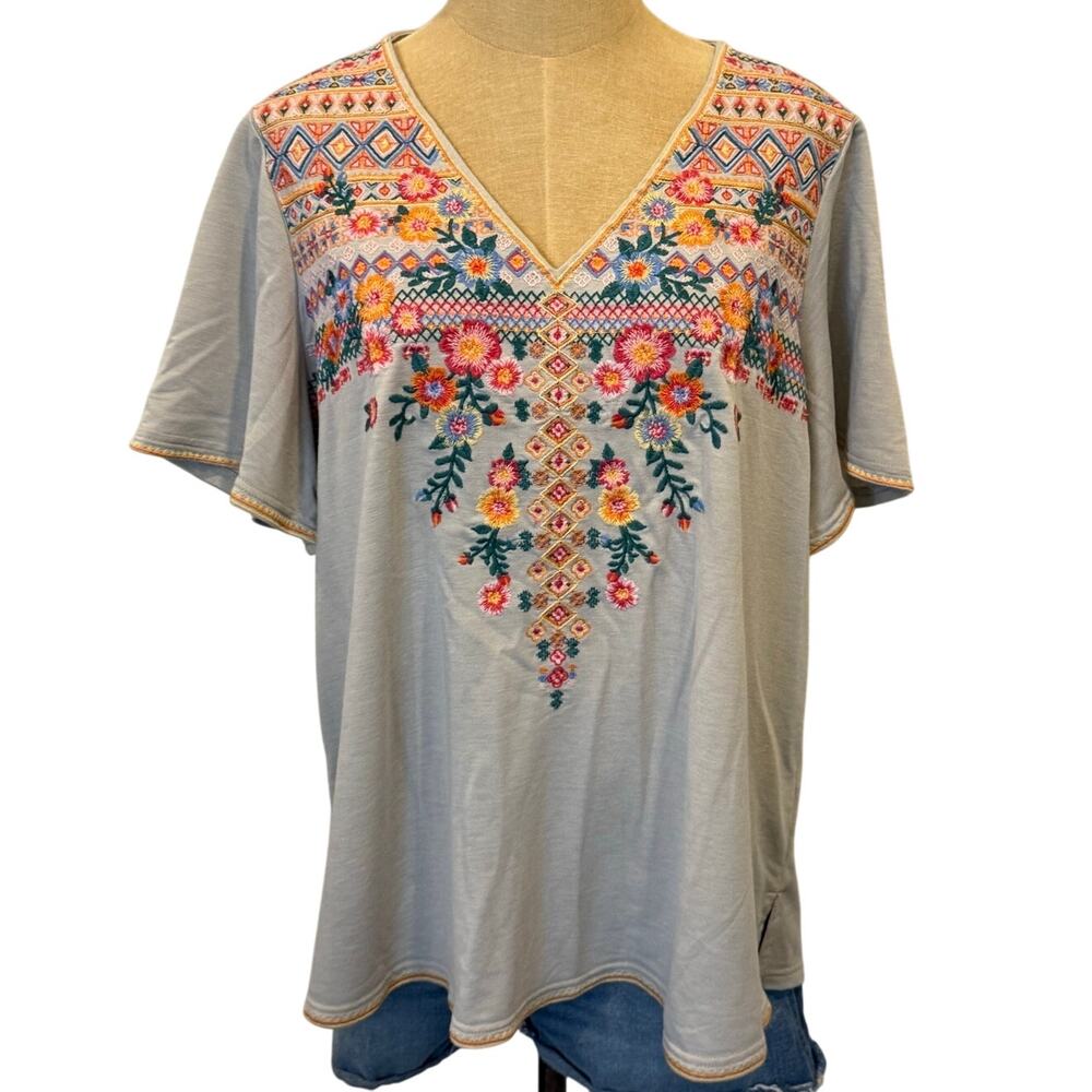 SAVANNAH JANE Embroidered Floral Boho Gray V Neck Tee T-Shirt Top Women 1X